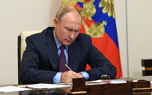 Путин подписал законы с поправками в ГК, УК и КоАП РФ